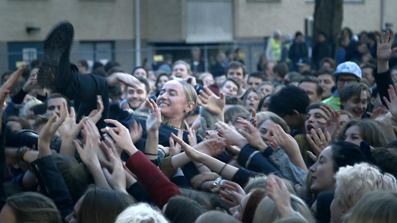 Silvana crowdsurfing